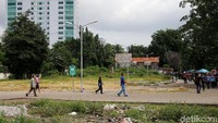 Lokasi khusus untuk ojek pangkalan dan ojek online itu berupa lahan kosong tepat di gate Stasiun Tanah Abang yang menghadap ke Jalan Jati Baru Bengkel, Jakarta Pusat.