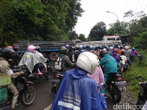 Truk Trailer Melintang, Jalur Purworejo-Magelang-Semarang Macet Total