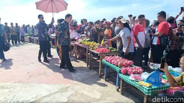 Jokowi Borong Dagangan Mama-mama Papua yang Inspiratif