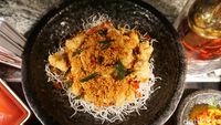 Tofu dengan paduan cabai dan bawang putih goreng.