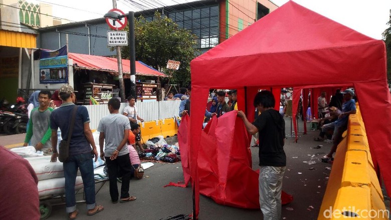 Pedagang Mulai Bongkar Tenda di Depan Stasiun Tanah Abang Pedagang Mulai Bongkar Tenda di Depan Stasiun Tanah Abang