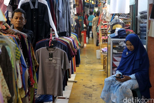 Para pedagang di Pasar Blok G, Tanah Abang, kesal dengan kebijakan pemerintah provinsi melegalkan PKL. Mereka pun berniat untuk turun dan berdagang jadi PKL.