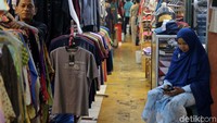 Para pedagang mengaku omzet mereka turun drastis sejak kembalinya PKL berjualan di sekitar Pasar Tanah Abang.