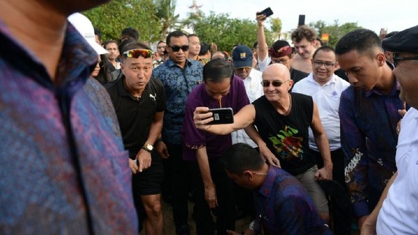 Jokowi dan Menpar Arief Yahya meninjau aktivitas di Pantai Kuta sekaligus menyapa wisatawan dalam dan luar negeri (dok Kemenpar)