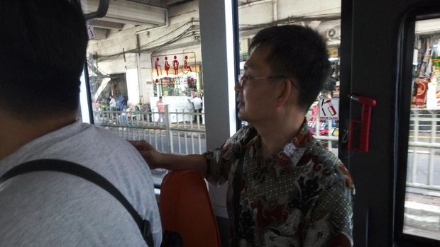  Bus ini  melewati 6 halte mulai dari depan stasiun, hingga berakhir tepat di dekat flyover jalan Jati Baru Raya.