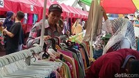 Produk-produk yang dijual di PKL Tanah Abang tak beda jauh dengan produk yang ada di pasar Blok G Tanah Abang. Namun, harga dijual di PKL lebih murah.