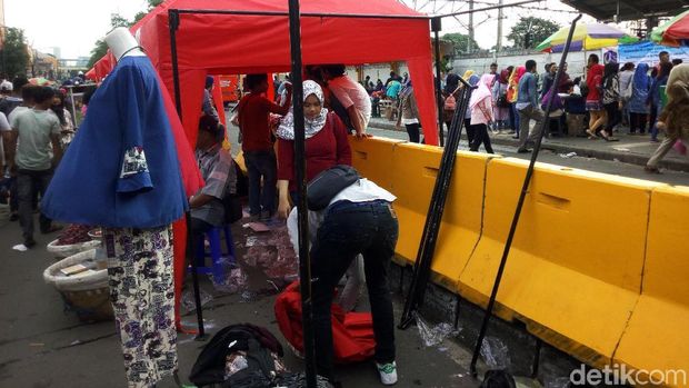 Pedagang Mulai Bongkar Tenda di Depan Stasiun Tanah Abang