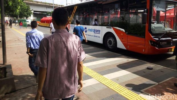 Trotoar yang sejajar dengan Stasiun Tanah Abang / 