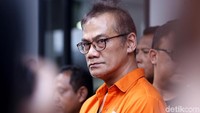 Tio tampak tegar menghadapi media.