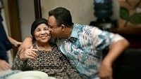 Gubernur DKI Jakarta Anies Baswedan mengunggah momen kedekatannya dengan sang ibu Aliyah. Dalam caption fotonya, Anies mengungkapkan perjuangan Aliyah untuk bersekolah. (Foto: dok. Anies Baswedan)
