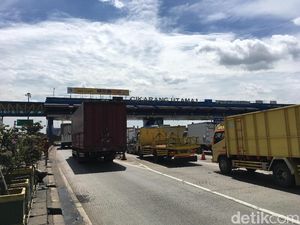 Mata Langit Awasi Contraflow Tol Jakarta-Cikampek
