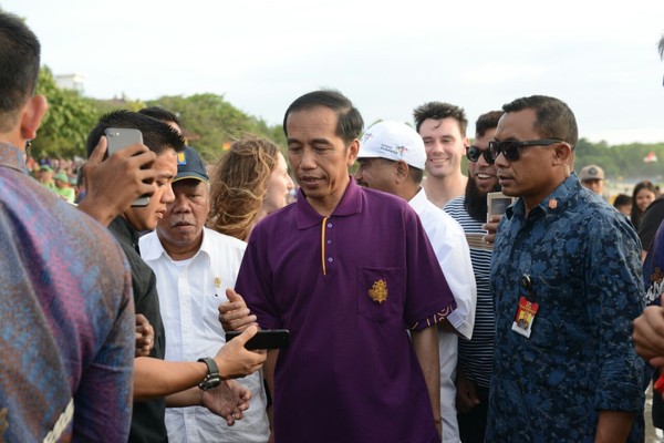 Presiden Jokowi cepat tanggap terhadap dampak erupsi Gunung Agung beberapa waktu lalu, yang masih menimbulkan kegelisahan bagi Bali. Terutama, bagi wisatawan yang mau berlibur ke Pulau Dewata (Dok. Kemenpar) Presiden Jokowi cepat tanggap terhadap dampak erupsi Gunung Agung beberapa waktu lalu, yang masih menimbulkan kegelisahan bagi Bali. Terutama, bagi wisatawan yang mau berlibur ke Pulau Dewata (Dok. Kemenpar)