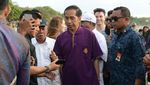 Foto: Gaya Santai Jokowi dan Menterinya Tinjau Pantai Kuta