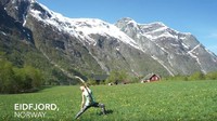 Saat ia terpilih sebagai akupunkturis di sebuah kapal pesiar, Maloon pun terpikir untuk melakukan yoga di berbagai negara yang ia singgahi dan merekamnya menjadi sebuah video perjalanan (Frog Song Medicine/Youtube)