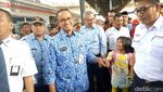 Foto: Pakai OK Oktrip, Begini Momen Anies Naik KRL ke Tanah Abang