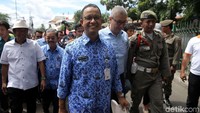 Anies menyusuri Jalan Jati Baru, Tanah Abang, Jakarta Pusat, untuk meninjau PKL.