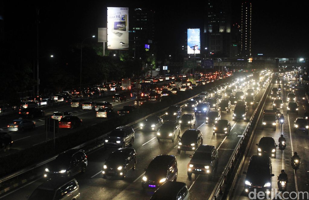 Kemacetan terjadi di Jalan Gatot Soebroto dan Tol Dalam Kota, Jakarta, Jumat (22/12). Kemacetan ini terjadi jelang libur Ntal dan tahun baru.