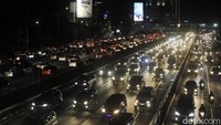 Selain jam pulang kantor, kemacetan juga disebabkan meningkatnya volume kendaraan yang akan berlibur atau pulang kampung.