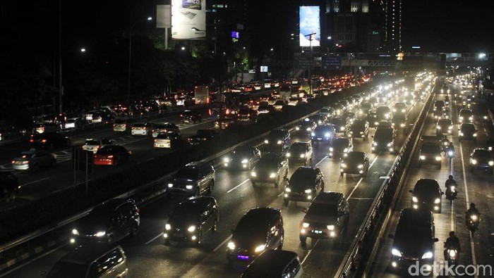Kemacetan terjadi di Jalan Gatot Soebroto dan Tol Dalam Kota, Jakarta, Jumat (22/12). Kemacetan ini terjadi jelang libur Ntal dan tahun baru.