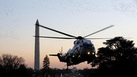 Burung-burung itu masih terlihat saat helikopter Trump hendak mendarat