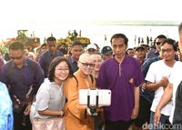 Gaya Santai Jokowi di Pantai Kuta: Nyeker dan Diajak Foto Turis