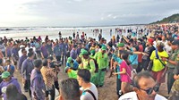 Suasana ramai Pantai Kuta yang ramai dengan turis domestik dan mancanegara (dok Kemenpar)