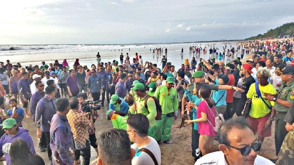 Suasana ramai Pantai Kuta yang ramai dengan turis domestik dan mancanegara (dok Kemenpar)