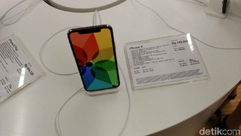Ada dua varian iPhone X yang tersedia, versi 64 GB dijual dengan harga Rp 18 juta dan versi 256 GB dijual dengan harga Rp 20,8 juta. Foto: detikINET/Anggoro Suryo Jati
