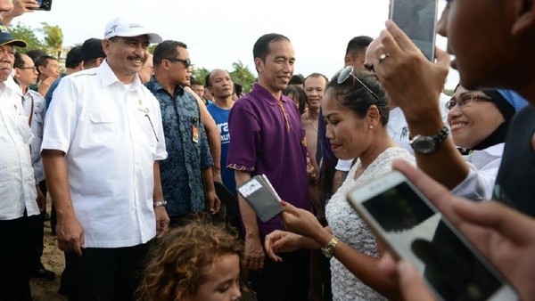 Hari ini, Presiden Jokowi dan Menteri Pariwisata Arief Yahya pun menapakan kaki di Bali. Mereka meninjau aktivitas di Pantai Kuta sekaligus menyapa wisatawan dalam dan luar negeri (dok Kemenpar) Hari ini, Presiden Jokowi dan Menteri Pariwisata Arief Yahya pun menapakan kaki di Bali. Mereka meninjau aktivitas di Pantai Kuta sekaligus menyapa wisatawan dalam dan luar negeri (dok Kemenpar)