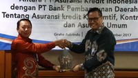 Direktur Operasional Komersil Askrindo Dwi Agus Sumarsono memberikan cenderamata kepada Direktur Utama Bank Banten Fahmi Bagus Mahesa. Pool/Bank Banten