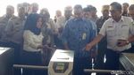 Foto: Pakai OK Oktrip, Begini Momen Anies Naik KRL ke Tanah Abang