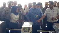 Sebelum ke Tanah Abang, Anies tiba di Stasiun Kebayoran sekitar pukul 09.30 WIB di Kebayoran, Jakarta Selatan, Jumat (22/12/2017). Anies mengenakan pakaian dinasnya. (Foto: Muhammad Fida Ul Haq/detikcom)
