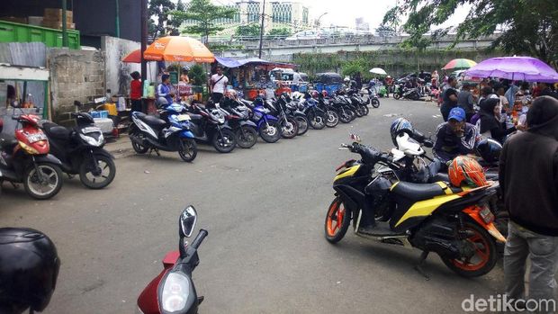 Lalin di Tanah Abang saat jalan depan stasiun ditutup (pukul 11.35 WIB) / 