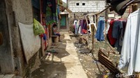 Wilayah RT 06 adalah permukiman padat. Di salah satu sudut tampak warga menjemur pakaian mereka di depan rumah. Foto: Seysha Desnikia/detikcom