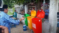 Di Kepulauan Seribu, Sandiaga juga sempat ikut mengumpulkan sampah