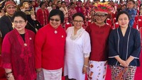 Momen 5 menteri perempuan Kabinet Kerja berfoto saat peringatan Hari Ibu ke-89 di Raja Ampat, Papua Barat. Setelah mundurnya Mensos Khofifah dari kabinet, jadi siapa saja srikandi yang tersisa? (Foto: Biro Pers Setpres)