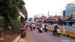 Foto: Mobil dan Motor Bisa Melintas di Depan Stasiun Tanah Abang