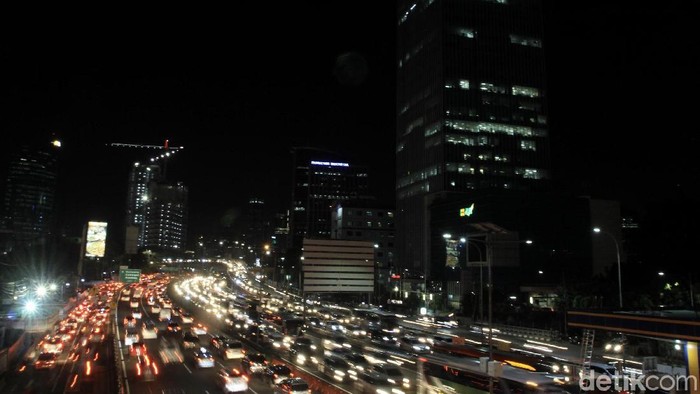 Kemacetan terjadi di Jalan Gatot Soebroto dan Tol Dalam Kota, Jakarta, Jumat (22/12). Kemacetan ini terjadi jelang libur Ntal dan tahun baru.