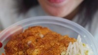 Aduh, ayam fillet tepung dengan paduan sayuran rebus jadi pilihan yang tepat untuk menjalani hidup sehat. Foto: Instagram @therealdisastr