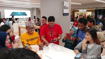 Uya Kuya membeli empat unit iPhone X, untuk dirinya, istri, dan kedua anaknya. Foto: detikINET/Anggoro Suryo Jati