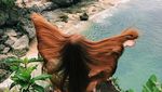 Foto: Saat Wanita Berambut Super Panjang Traveling ke Bali