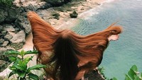 Anastasiya juga terlihat menikmati pesona alam di Bali. Ia juga mengunggah foto-foto lainnya dengan cantik nan stylish (Instagram/@sidorovaanastasiya)