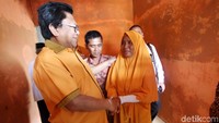 OSO berbincang dengan pemilik rumah.