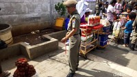 Sempat ada perdebatan antara PKL dan Satpol PP, namun PKL akhirnya mau pindah setelah dijanjikan akan difasilitasi.