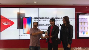Yang dinanti-nanti tiba. Para fanboy yang antre sejak pagi akhirnya bisa mendapatkan iPhone X idaman mereka. Foto: detikINET/Adi Fida Rahman