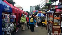 Para PKL menggelar dagangan di bawah tenda di Jalan Jatibaru.