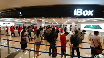 Meski tak terlalu panjang, ini antrean orang yang mau membeli jajaran iPhone anyar di iBox mal Central Park, Jumat (22/12/2017). Foto: detikINET/Anggoro Suryo Jati