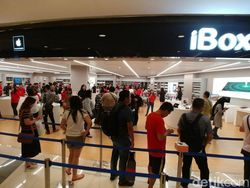 Orang Jakarta Banyak yang Rela Antre Beli Ponsel Rp 20 Juta