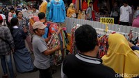 Namun, ada pula pedagang lainnya bernama yang tetap berjualan di atas trotoar.
