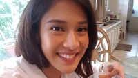 Nah, ini dia menu makan siang Dian Sastro. Terlihat seperti mie dengan paduan ayam panggang. Yummy! Foto: Instagram @therealdisastr